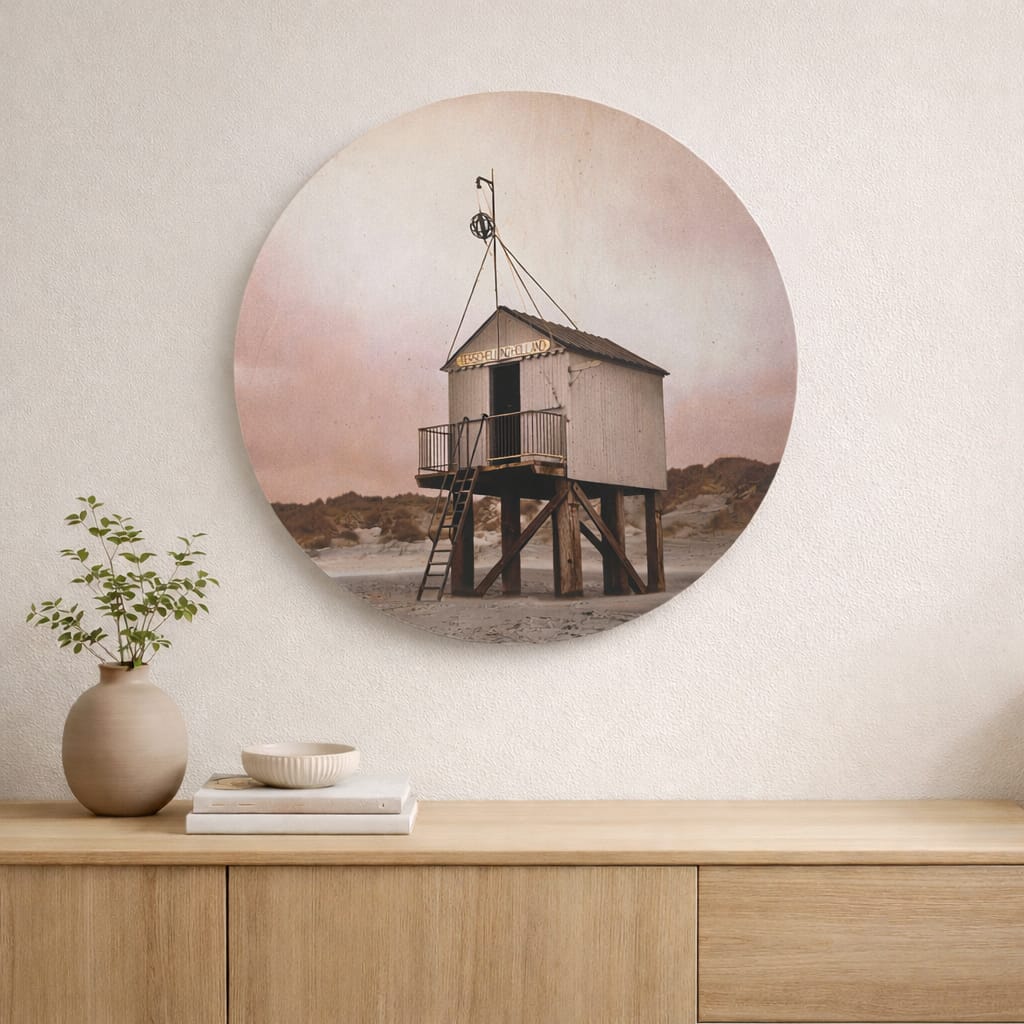 Muurcirkel Drenkelingshuisje – Schuilplaats aan Zee op hout, geïnspireerd door Terschelling uit de serie Eilandstilte